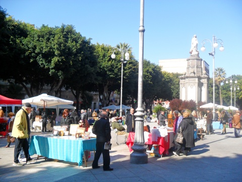 Mercatino Antiquariando e collezionando